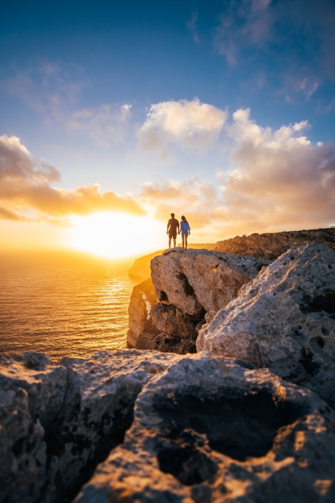 Couple-on-cliffs-of-Malta-at-Sunset
